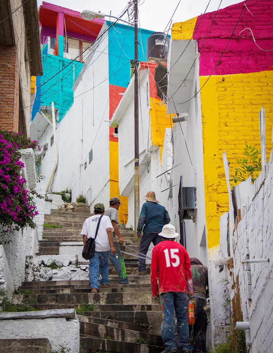 Власти привлекли уличных художников, чтобы сделать целый район ярким и красочным