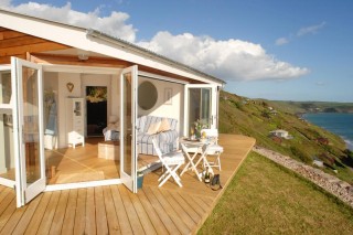 the-edge-cornwall-patio5-via-smallhousebliss_mini