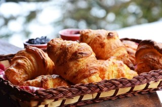 1361969590_recept-domashnie-kruassany-na-8-marta (1)