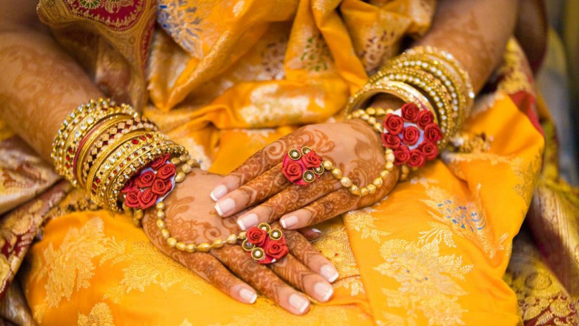 indian-bride-wears-traditional-bridal-sari-henna-ornate-wedding-jewelry.original