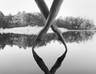 self-portrait-photography-landscape-surreal-arno-rafael-minkkinen-5