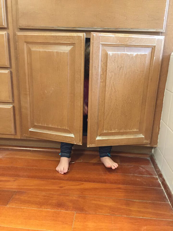 funny-kids-playing-hide-and-seek-312__605