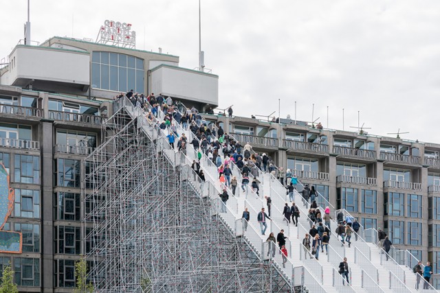 Гигантская лестница появилась в Роттердаме