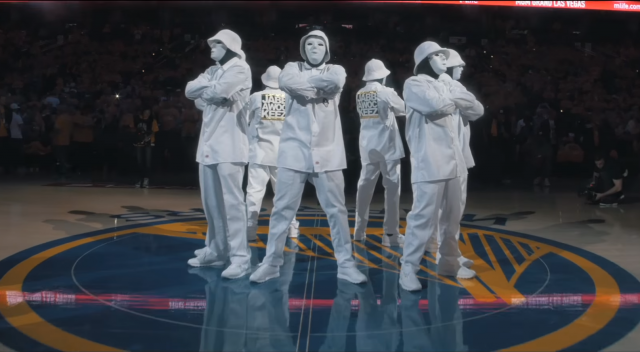 Крутой танец от Jabbawockeez на финале NBA 2016