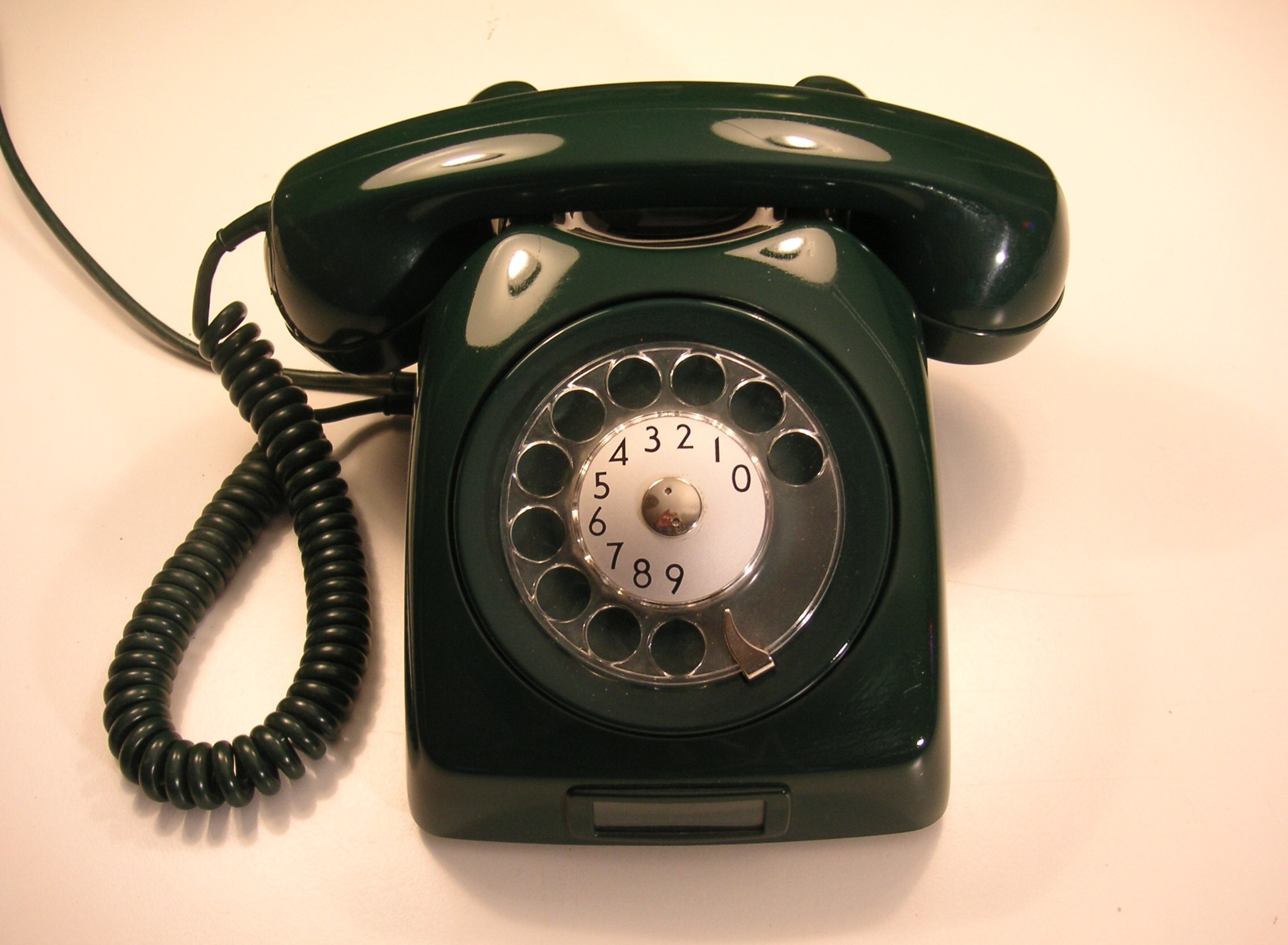 Старый стационарный телефон. Телефонный аппарат. Дисковый телефонный аппарат. Телефонный аппарат стационарный с диском. Советский телефонный аппарат.