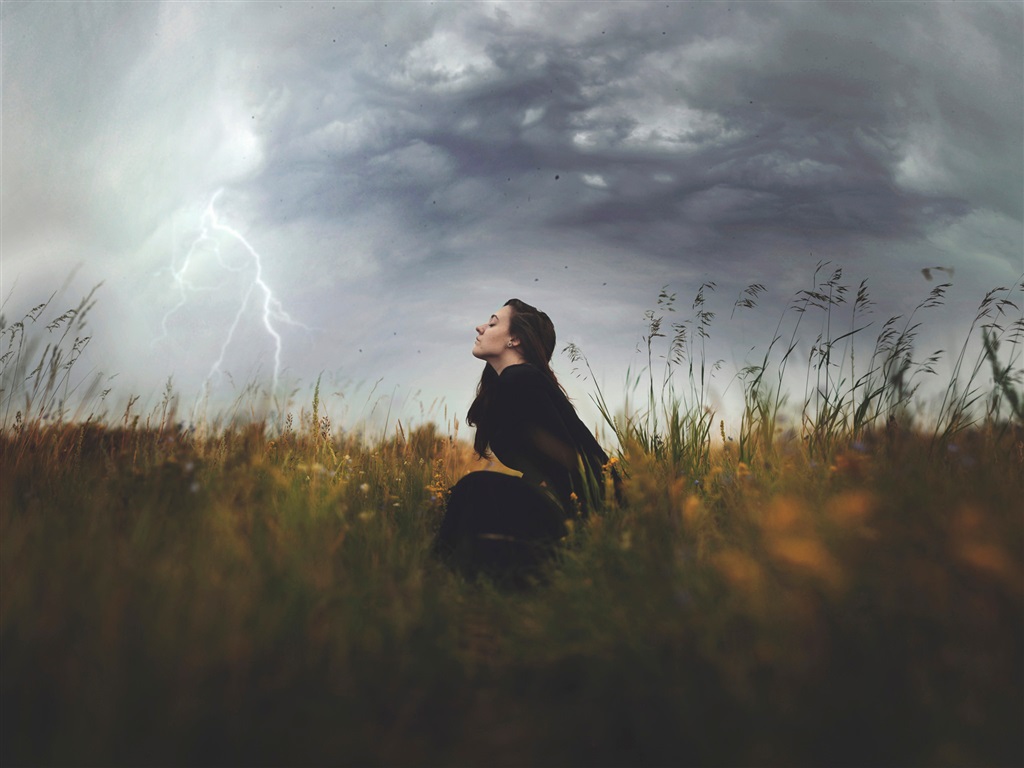 Nature-storm-clouds-girl-grass-lightning_1024x768