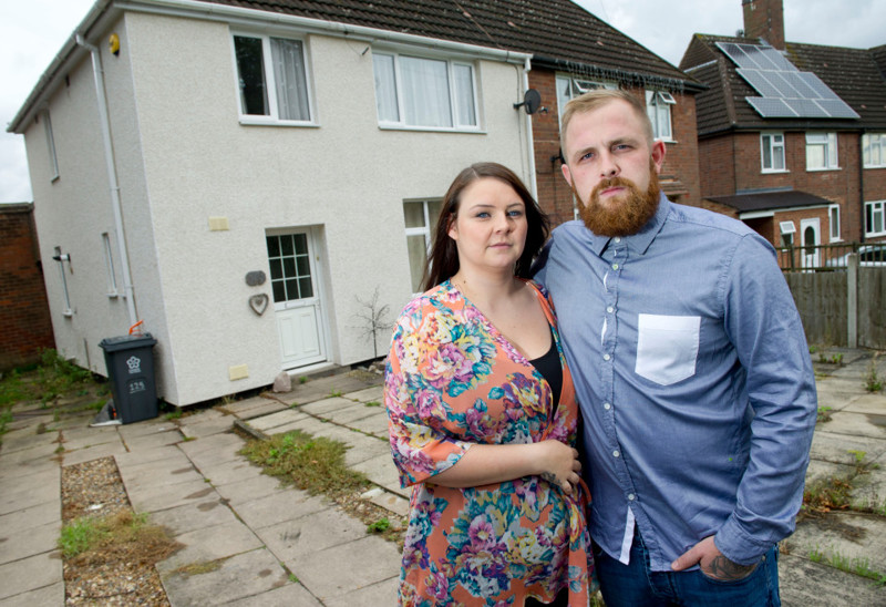 Ashley Gamble, 28,and his partner Sophia, who have fled from their home with their two children, including a three week old daughter, after it was invaded by around 150 of the most deadly spiders in the world who arrived on a banana from Asda and hatched out in their kitchen.The family were advised to move out by a pest control company and are living at Ashleys parents house. See story by Andrew Parker. рис 2