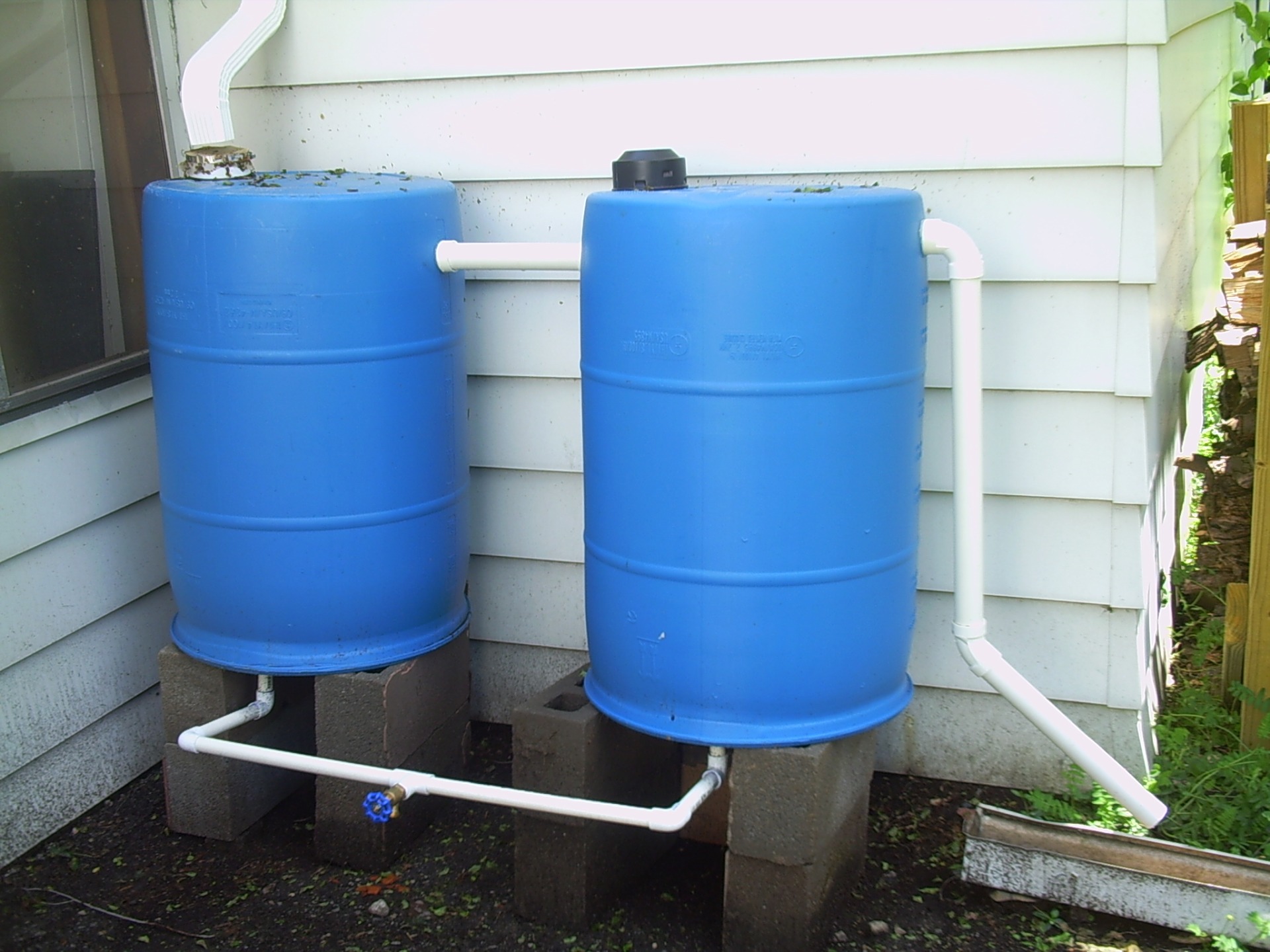 Залив воды в бочку. Системы бочек для сбора дождевой воды. Система из бочек для сбора воды. Бочки для воды ФС 22. Дождевая бочка Rain Barrel 240 литров.