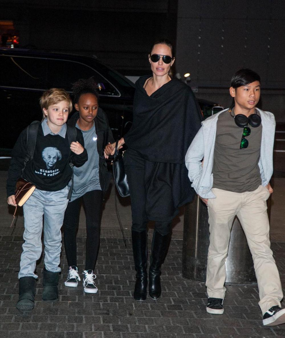 Анджелина Джоли со старшими детьми в Лондоне