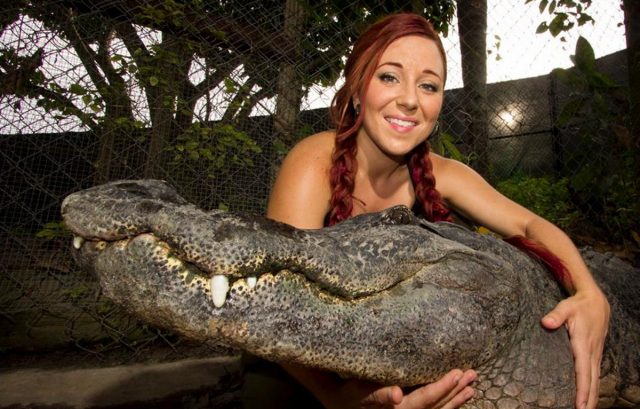 Девушку слушаются страшные крокодилы. Она спасла их от смерти!