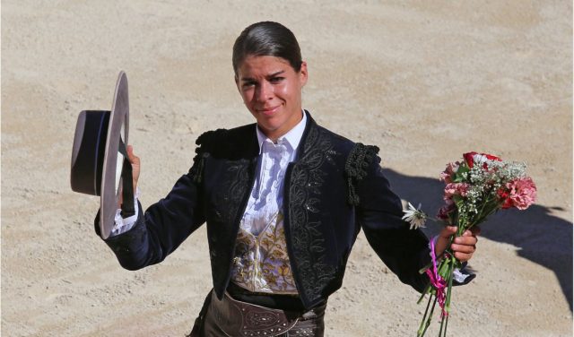 Урок для женщины-матадора, преподанный быком: испанки, лучше танцуйте фламенко!