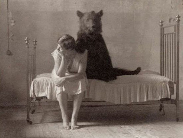 20-funny-vintage-photos-that-cant-be-explained-about-women-3