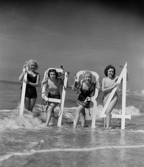 9 Vintage Photos of Women Greeting New Year in Swimsuits (3)