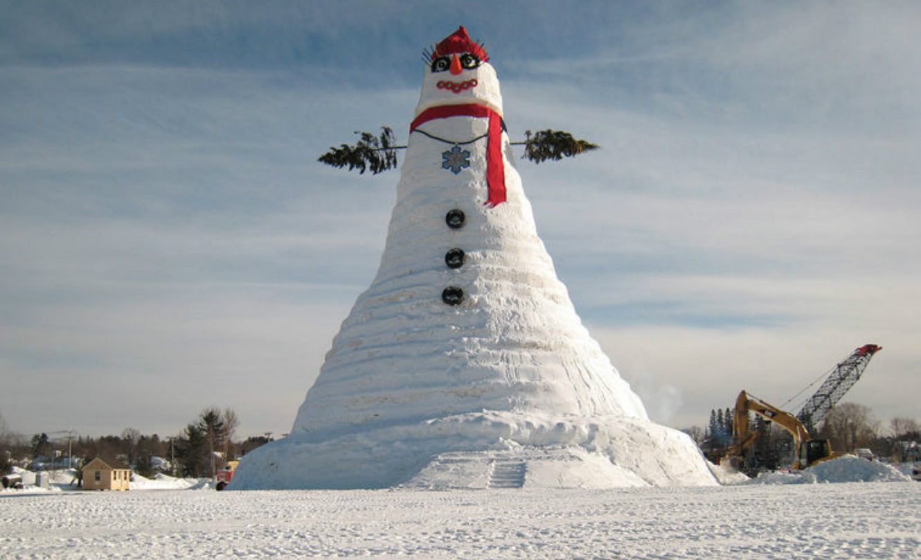 Снежная баба. Самый высокий Снеговик в Австрии в городе Гальтюр. Снеговик Энгус Король горы. Самый большой Снеговик США 2008. Самый большой Снеговик в мире рекорд Гиннесса.