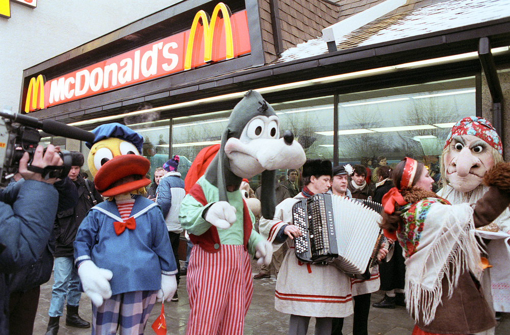 McDonalds opening its first restaurant in Moscow, 1990