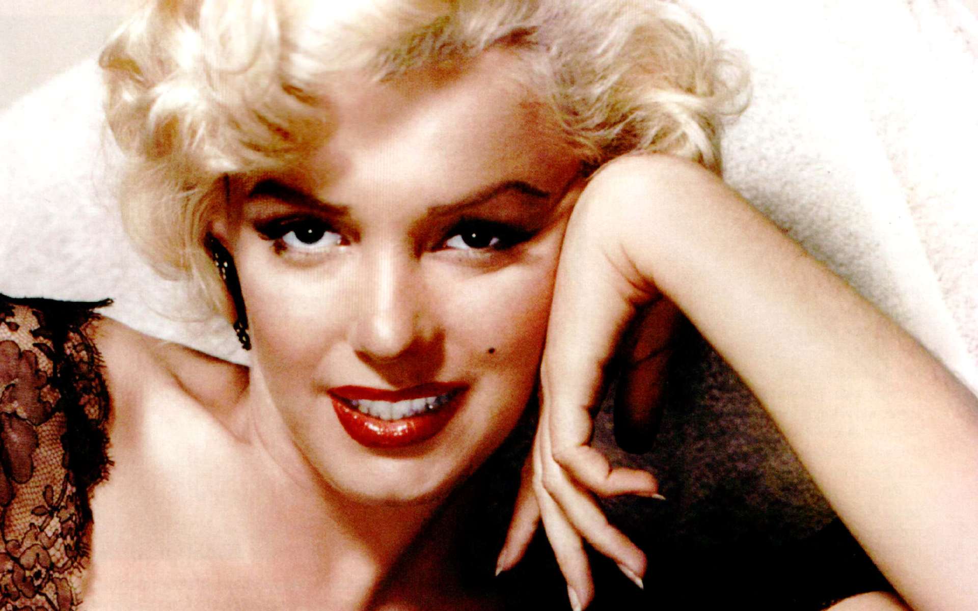 Marilyn-Monroe-Wallpaper-For-Bedroom-Walls-1