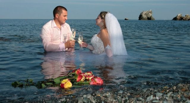 Ох, обломище! Этим влюблённым парам свадебный фотограф ну совсем не угодил…))