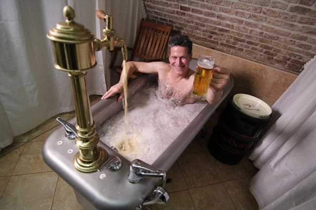 Ныряем в ванну с пивом! 8 самых неординарных способов снять стресс :) рис 7