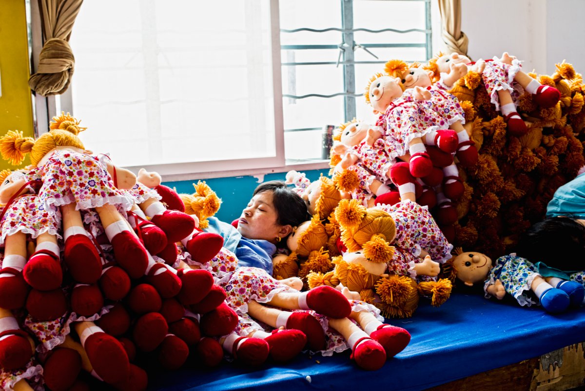 Этим играют наши дети! 15 самых ярких фото о производстве игрушек на китайской фабрике... рис 11