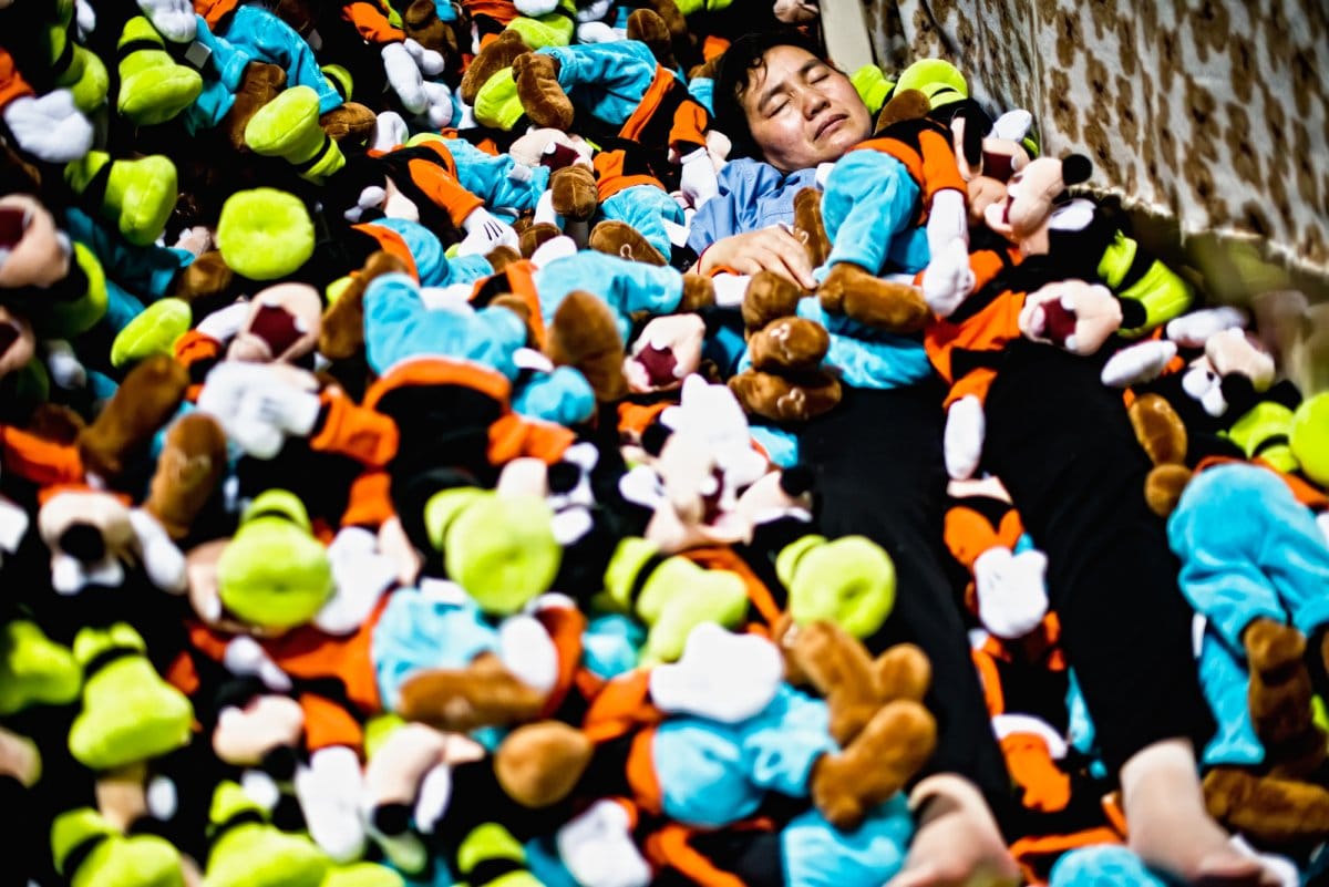 Этим играют наши дети! 15 самых ярких фото о производстве игрушек на китайской фабрике... рис 13
