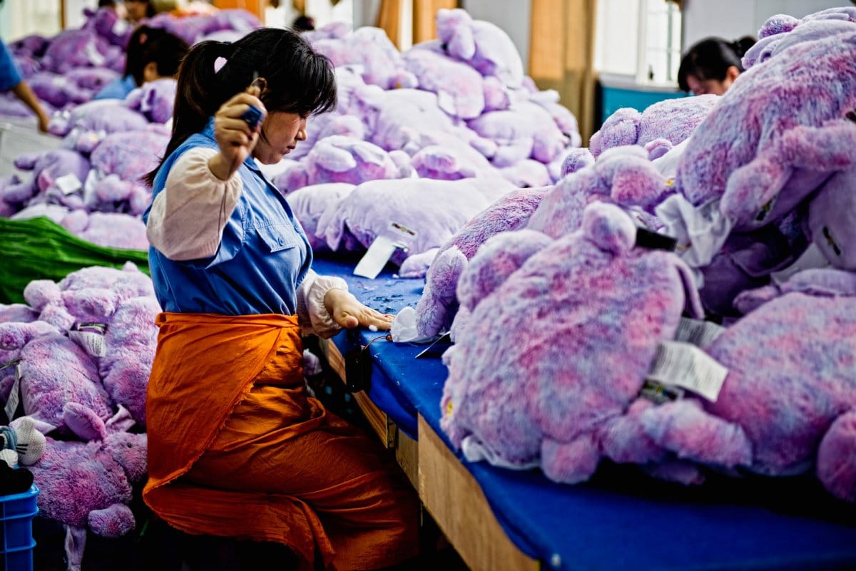 Этим играют наши дети! 15 самых ярких фото о производстве игрушек на китайской фабрике... рис 14