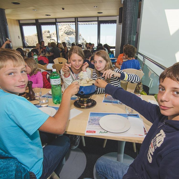 Самая дорогая школа мира! 14 крутых фото о том, как воспитывают детей в Швейцарском vip-заведении рис 7