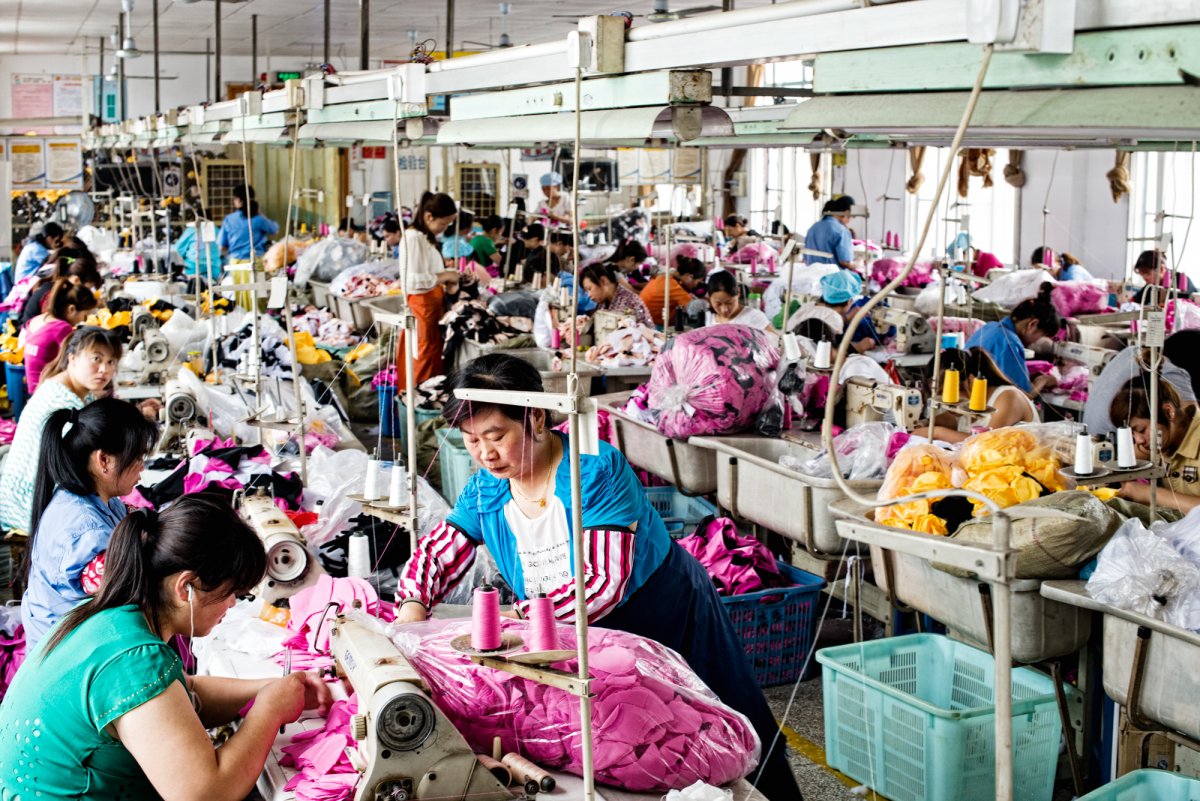 Этим играют наши дети! 15 самых ярких фото о производстве игрушек на китайской фабрике... рис 7