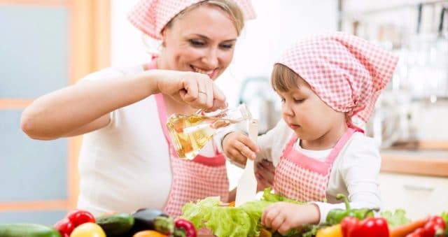Маленькая хозяюшка! :) Как и когда учить ребёнка готовить?