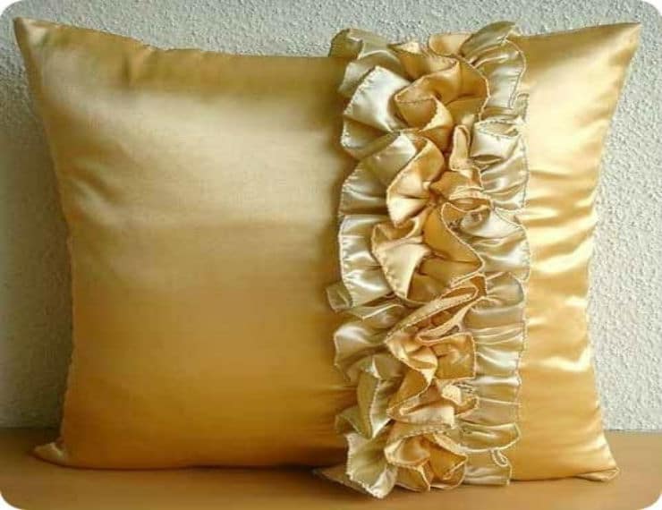 Сшить своими руками декоративные. Декоративная подушка с рюшами. Подушки из портьерной ткани. Красивые наволочки на подушки. Подушка из атласа.