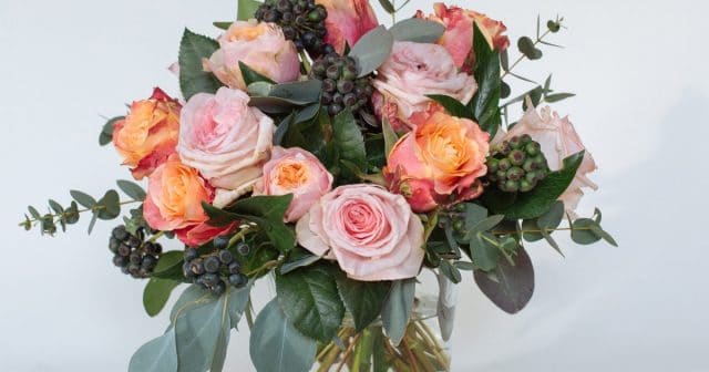 Признаки свежести цветов: как сделать так, чтобы капризные розы стояли в вазе, как оловянные солдатики? :)
