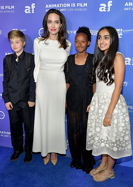 Выход в свет мамы с дочками! Анджелина Джоли, Шайло и Захара на премьере мультфильма «Добытчик» рис 3