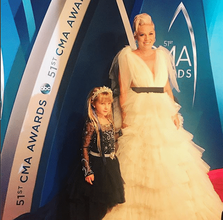 Две принцессы на красной дорожке!) Пинк с дочкой Уиллоу отметились на премии Country Music Association Awards! рис 3