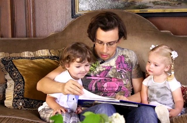 Очередной привет от звёздного папы!) Максим Галкин поделился видео семейной прогулки с женой и детьми!