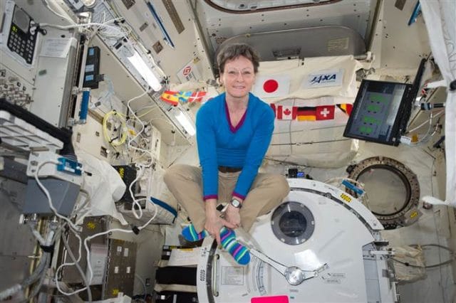 peggy_whitson_floating_in_iss_300b1e24699d5924d1ffa325b42f30d0.today-inline-large