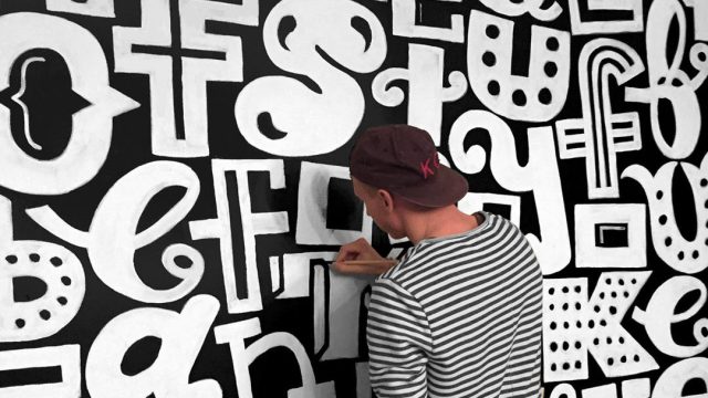 Белая стена, черный маркер и дорогой дизайн: роспись стен "под обои" от Тимоти Гудмана! рис 8