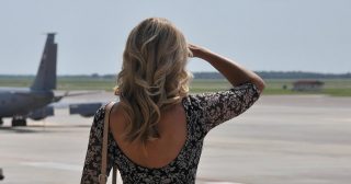 woman-watching-870352_1920