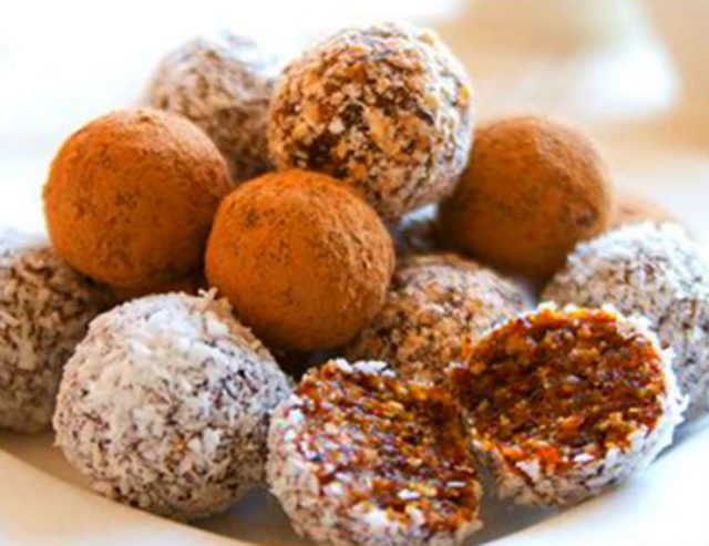 Лакомкам на заметку! 5 рецептов ярких сладких шариков: готовим натуральные десерты без выпечки!