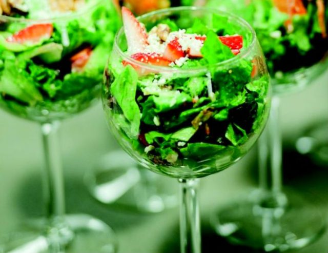 Гостям точно понравится! Эффектные способы подачи салатов: 12 ИДЕЙ для праздничного стола!