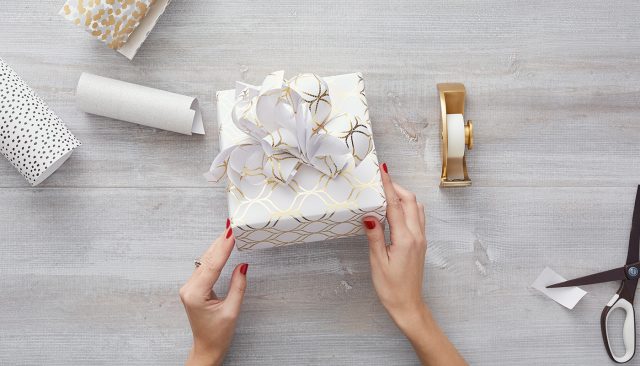 W_Dec_Holiday-Wrapping-Hacks_Bow_Article_06_1400x800 (1)