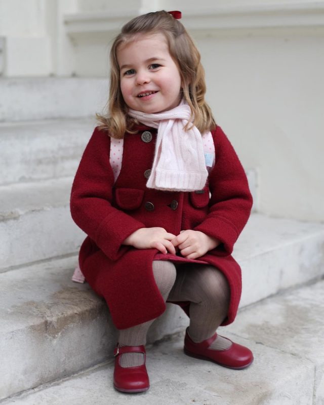 Мини копия Елизаветы II принцесса Шарлотта впервые пошла в детский сад: фотоотчёт от Кейт Миддлтон! рис 3