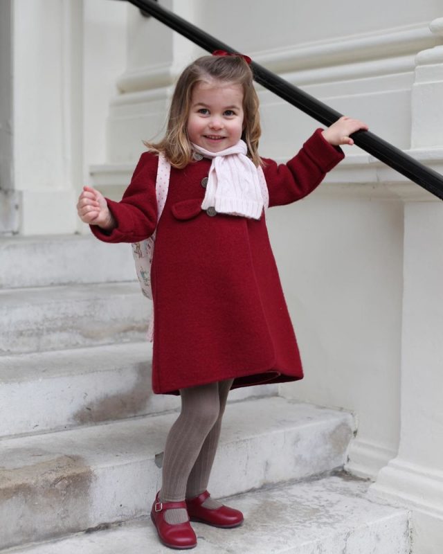 Мини копия Елизаветы II принцесса Шарлотта впервые пошла в детский сад: фотоотчёт от Кейт Миддлтон! рис 2