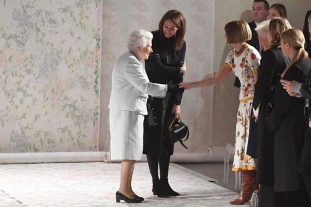 Сюрприз от королевы Елизаветы II: монархиня отметилась на модном показе! рис 2