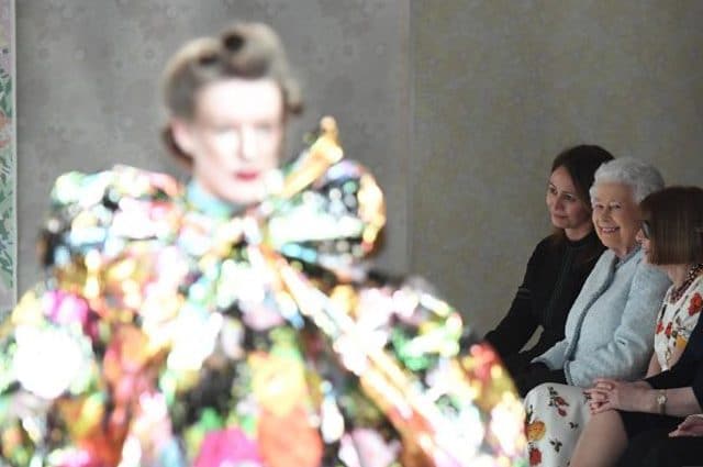 Сюрприз от королевы Елизаветы II: монархиня отметилась на модном показе! рис 5