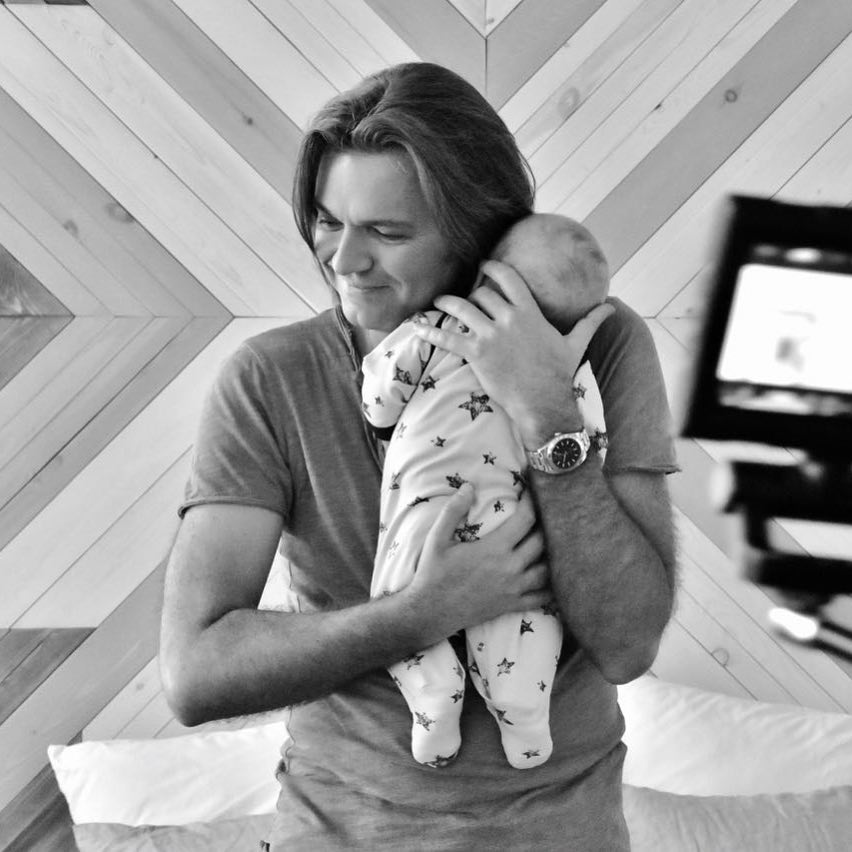 Дмитрий Маликов с новорожденным сыном