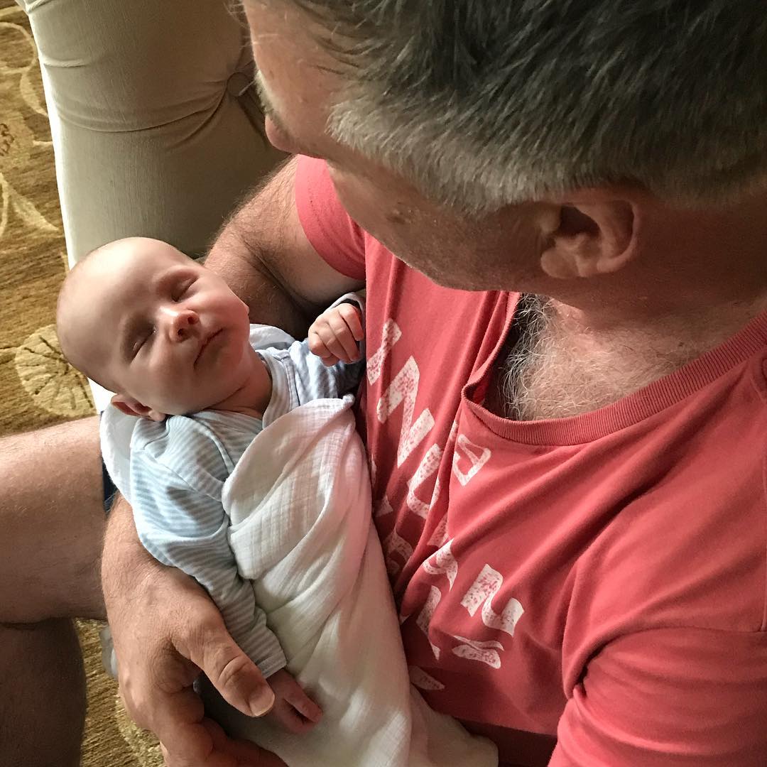 Алек Болдуин с новорожденным сыном