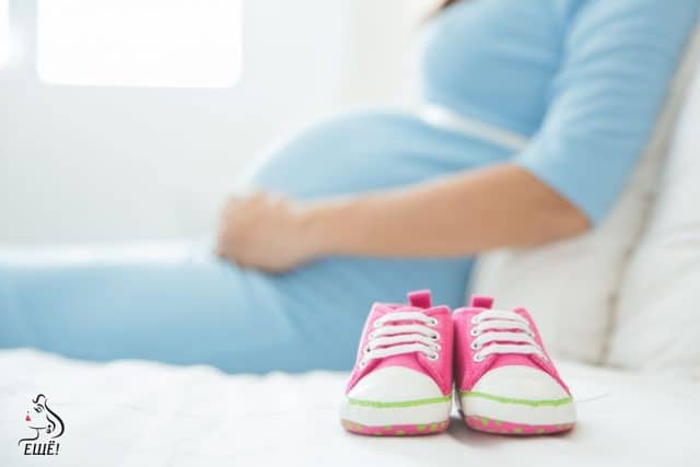 беременная женщина и детские тапочки