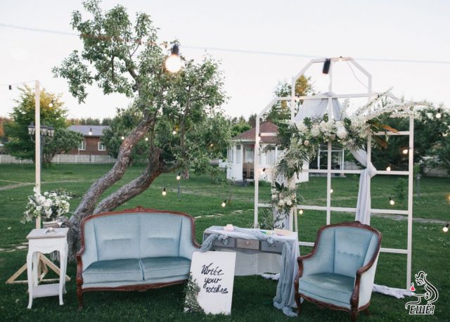 зона с диваном и креслами на свадьбе