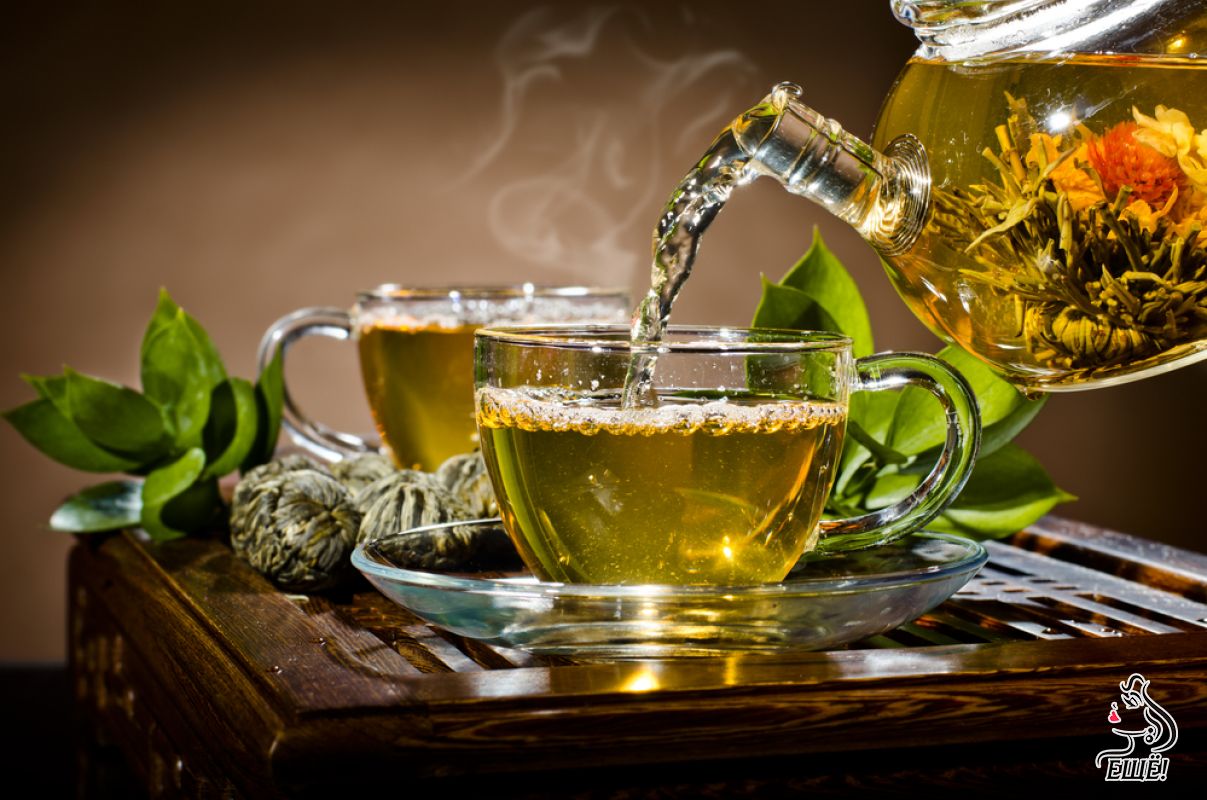 чайник и чашки с зеленым чаем