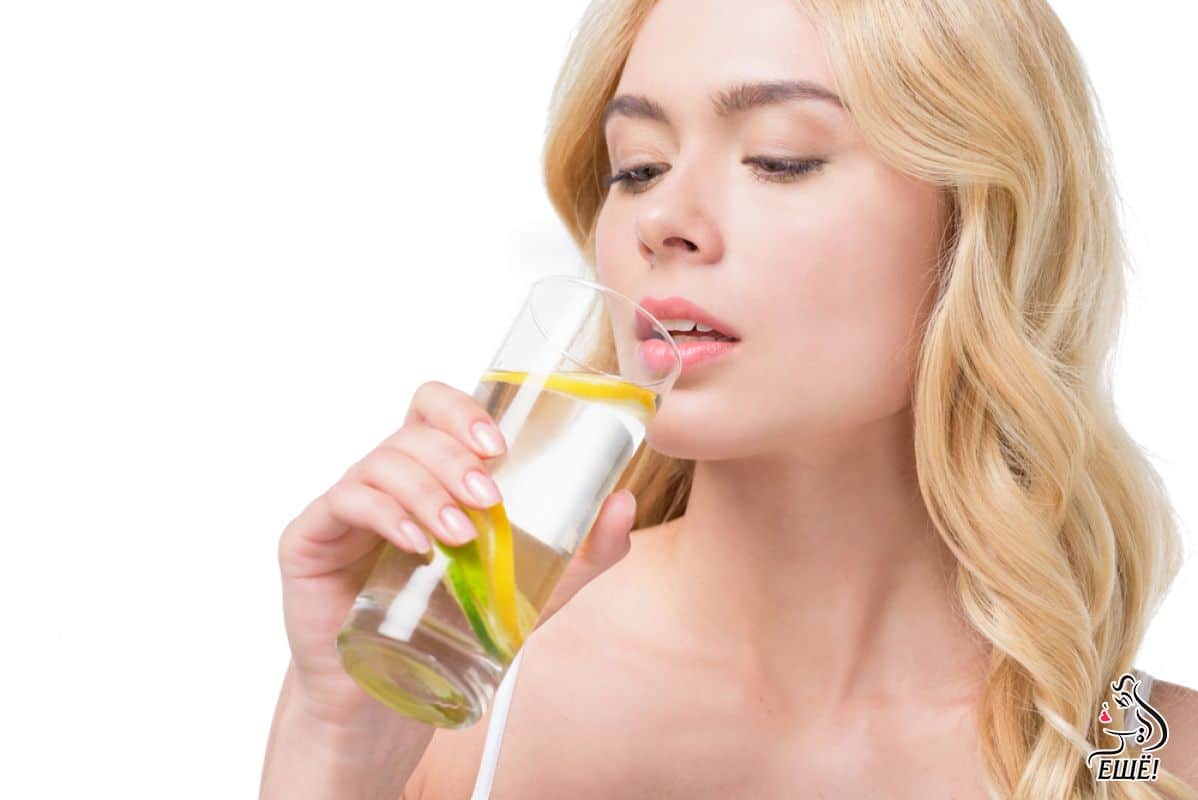 девушка пьет воду с лимоном