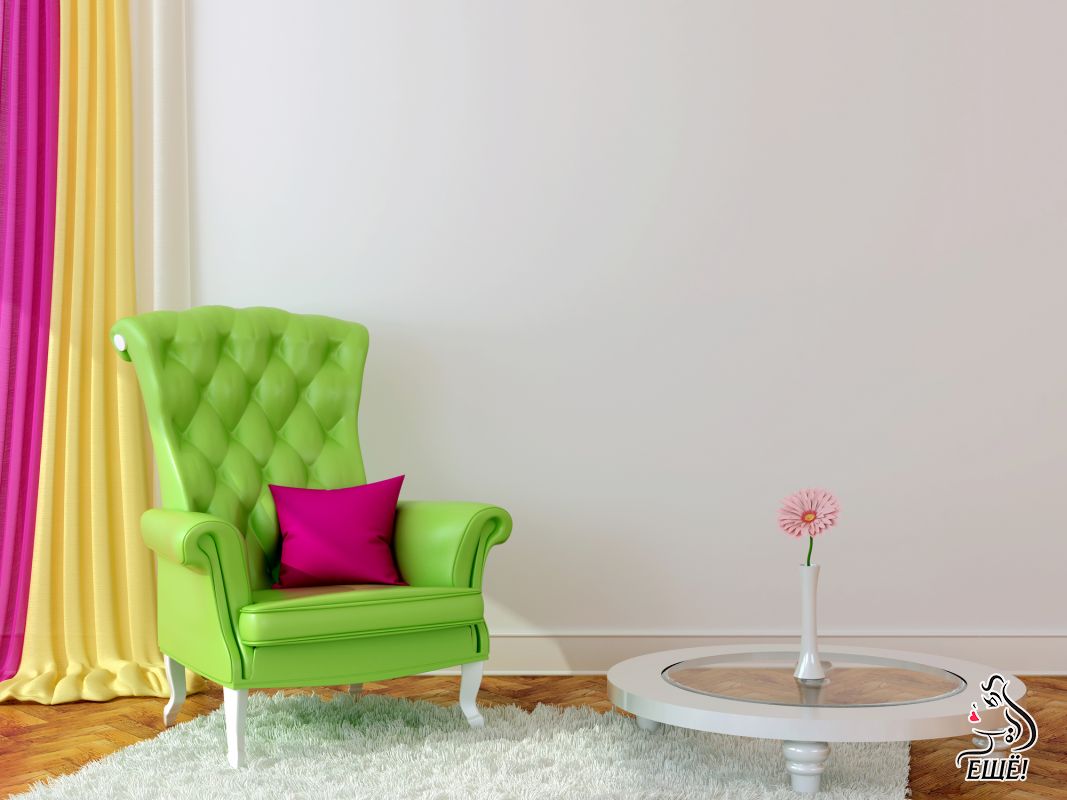 салатовое кресло и малиновая декоративная подушка